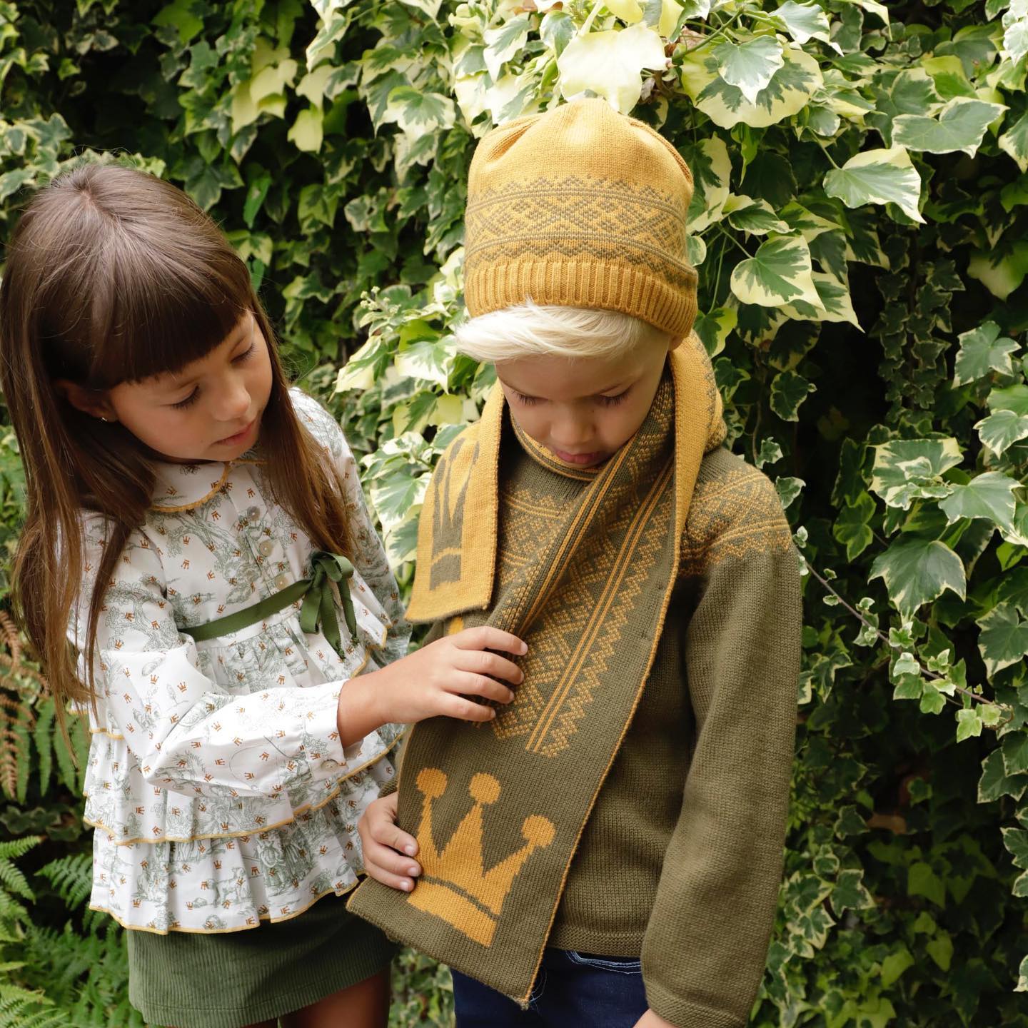 Gorro con bufanda verde musgo con CHIARA EVA invierno 2021 | Ropa Moda Infantil