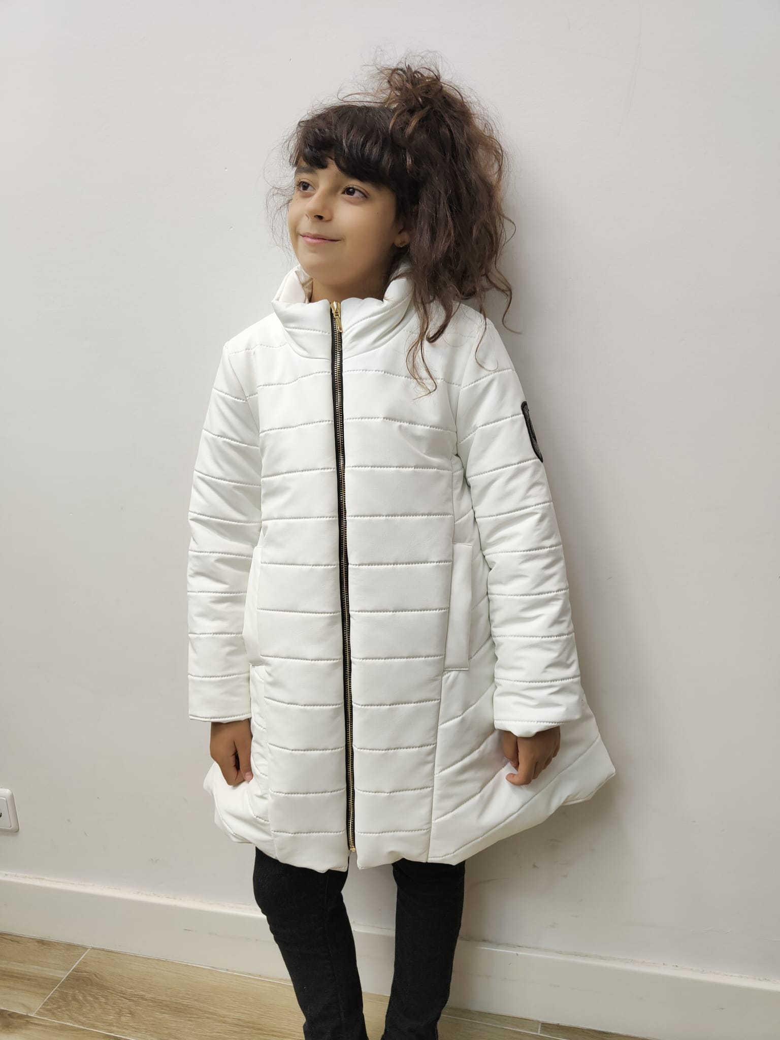 larga polipiel color blanco de NOMA FERNANDEZ, invierno 2021 | Ropa Moda Infantil