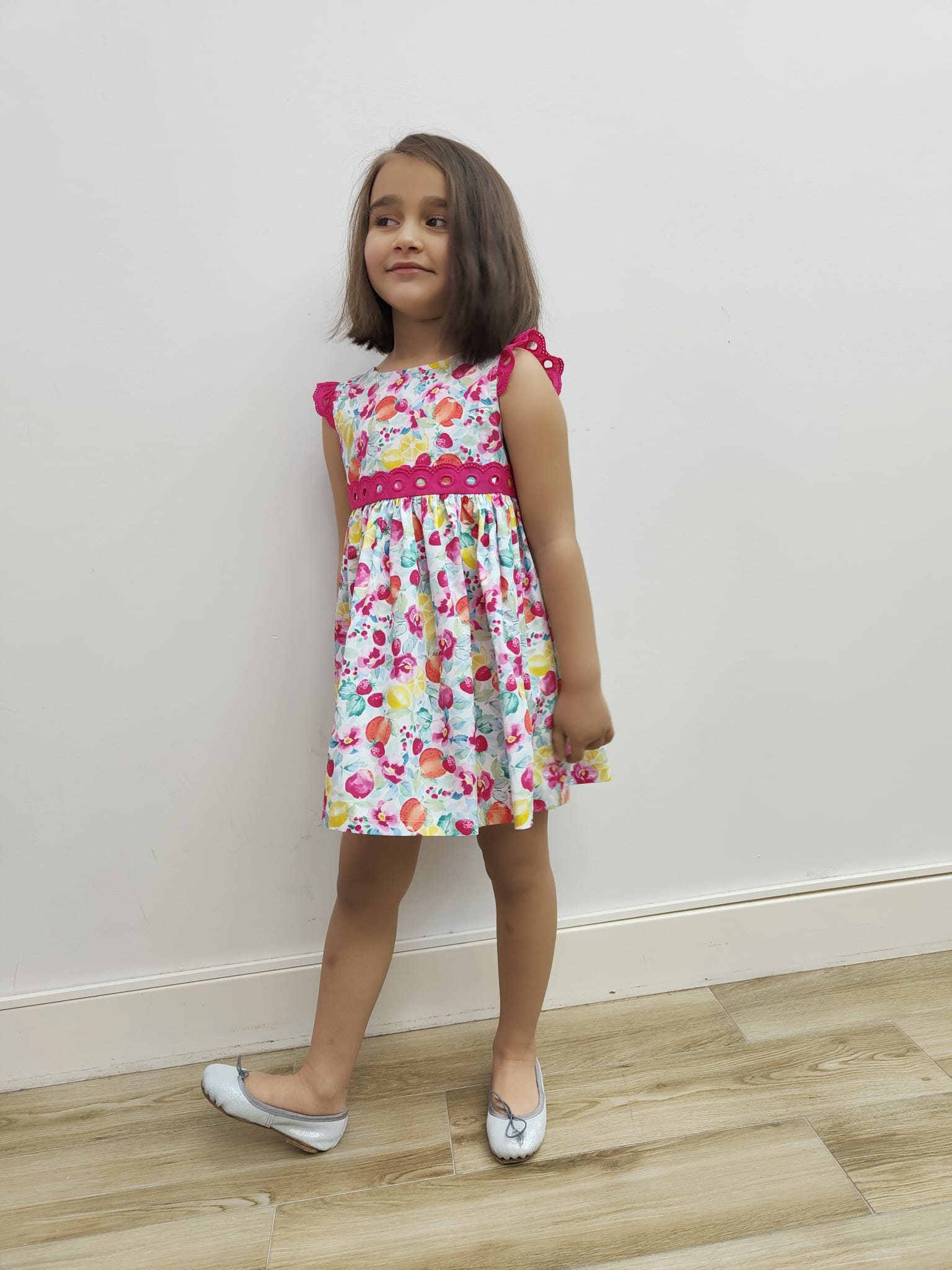 Vestido niña vuelo flores con melocotones y fresas PARIS de ALHUKA, verano  2022 | Ropa Moda Infantil
