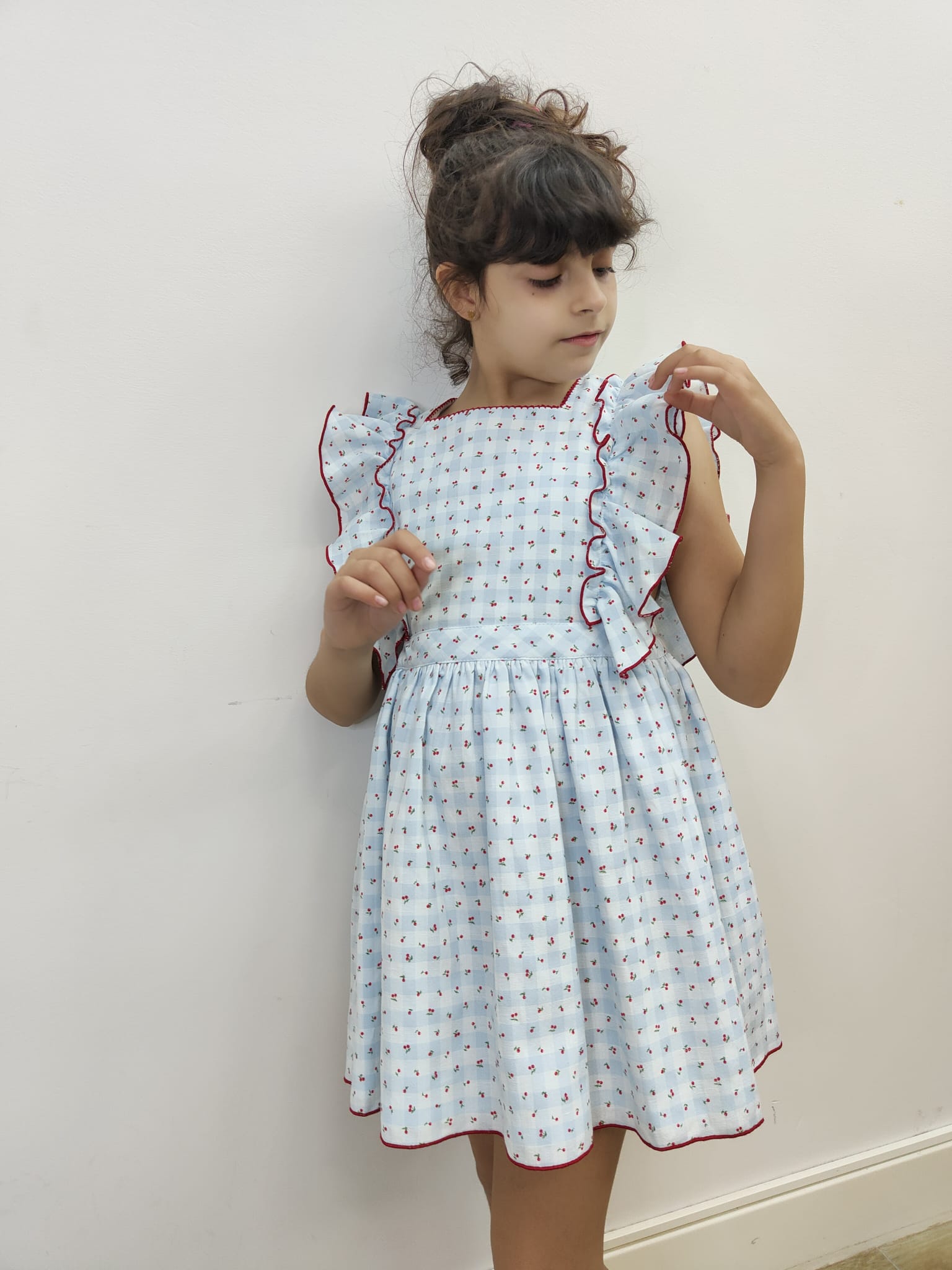 Vestido niña vuelo vichy azul claro con cerezas CHERRIES LA MARTINICA, verano 2022 | Ropa Moda Infantil