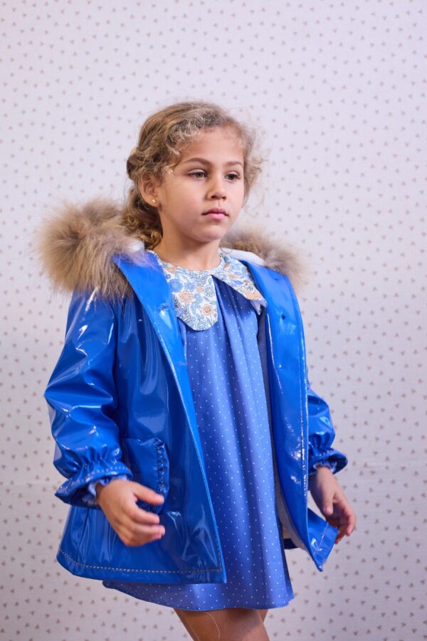 ABRIGO CHAROL AZUL CON CAPUCHA CHILDREN CHOCO de LA MARTINICA, invierno 2025 - Imagen 2