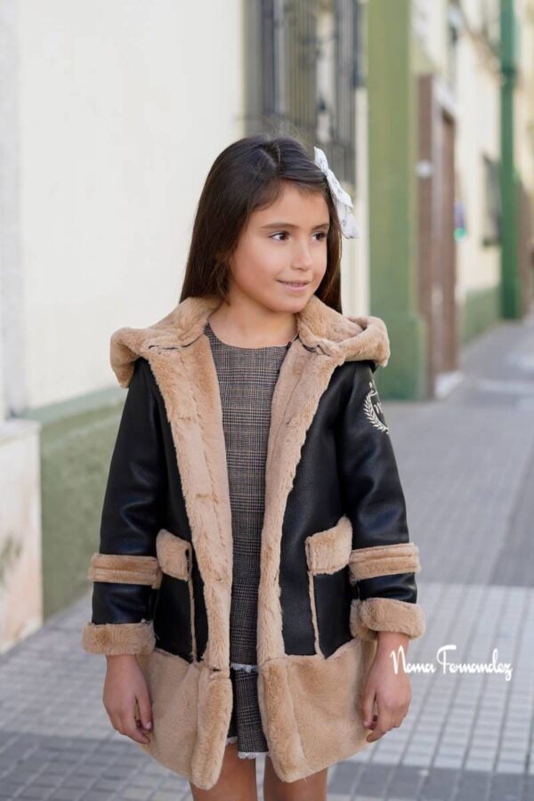 PELLIZA LARGA CON CAPUCHA de NOMA FERNANDEZ, invierno 2025