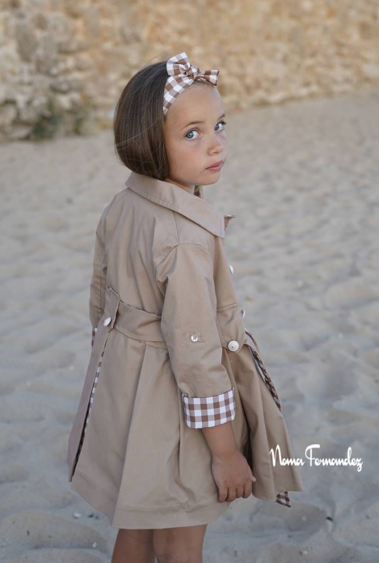 GABARDINA CAMEL de NOMA FERNANDEZ, verano 2026 - Imagen 2