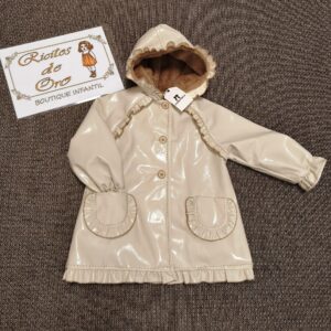 ABRIGO CHAROL CON CAPUCHA BEIGE de LA MARTINICA, invierno 2026