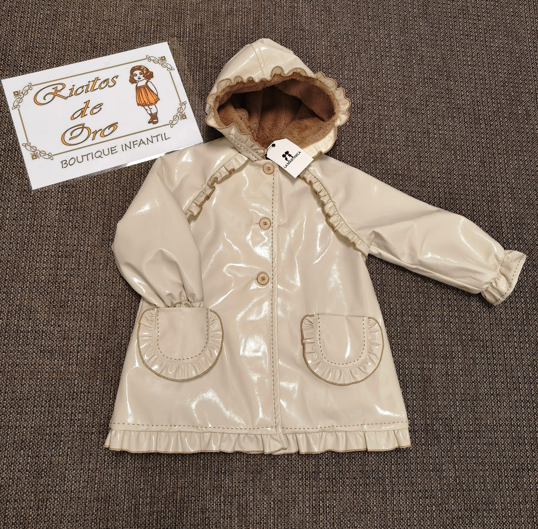ABRIGO CHAROL CON CAPUCHA BEIGE de LA MARTINICA, invierno 2026