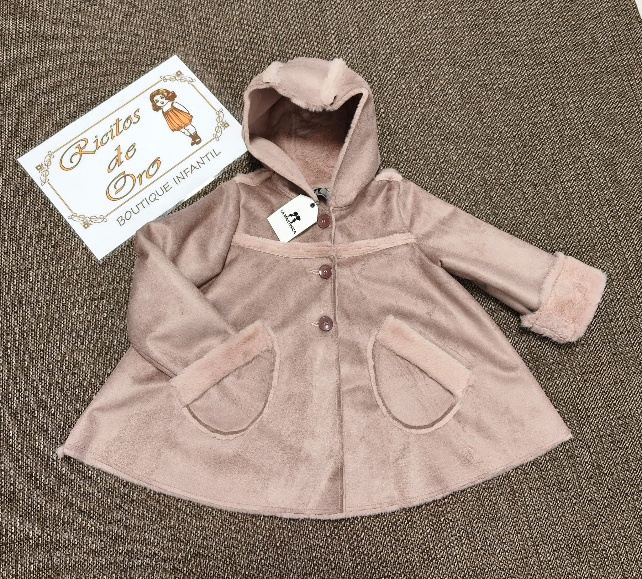 PELLIZA CON CAPUCHA ROSA EMPOLVADO de LA MARTINICA, invierno 2026